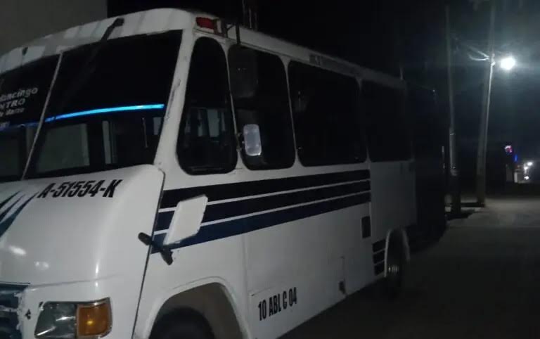 A mano armada, asaltan a pasajeros de un microbús