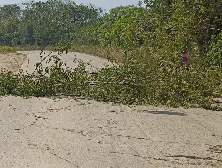 Bloquean Huejutla- San Felipe por fallas en energía eléctrica