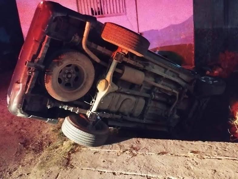 Camioneta cae en una zanja regadora