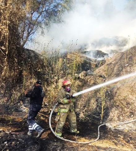 Continúan incendios de pastizales en Tezontepec