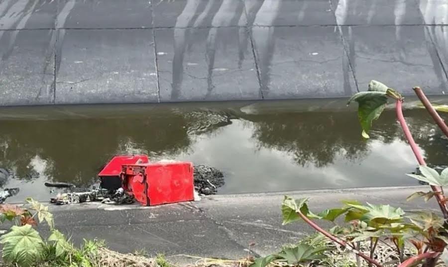 Restos de cajero automático estaba flotando en un canal