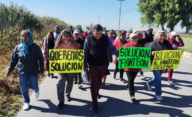 Retienen al alcalde; disputan un panteón