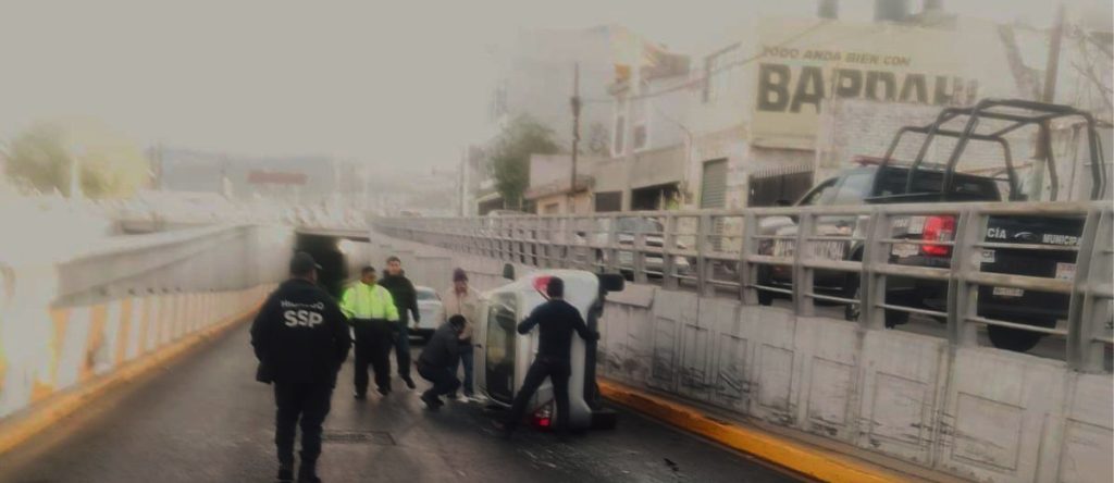 Vuelca en viaducto Río de las Avenidas