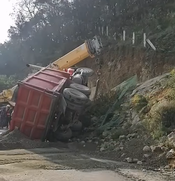 Camión de volteo chocó y volcó