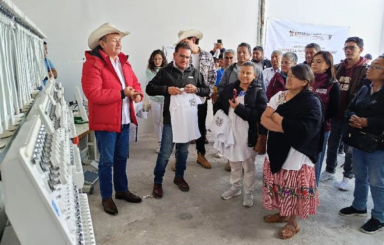 Entregan bordadora a Empresa Indígena