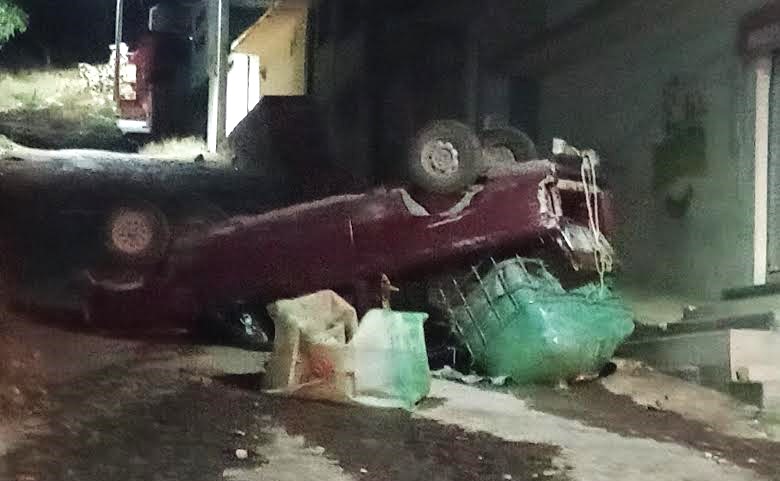 Localizan camioneta“ huachicolera” volcada
