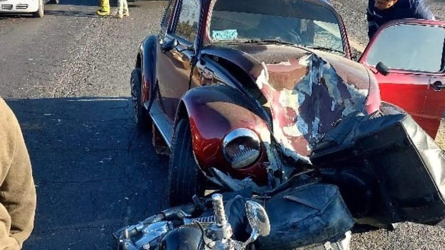 Motociclista embestido por un automóvil