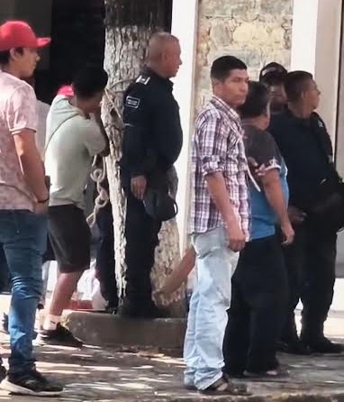 Comuneros exigen maquinaria para liberar a cinco funcionarios