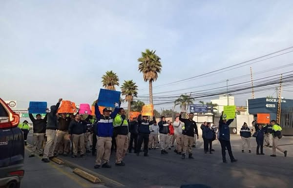 Bloqueo en la México-Pachuca de trabajadores de Alpura