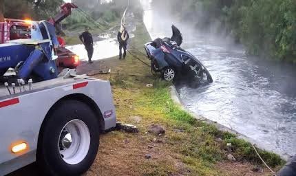 Automóvil termina en canal de aguas negras