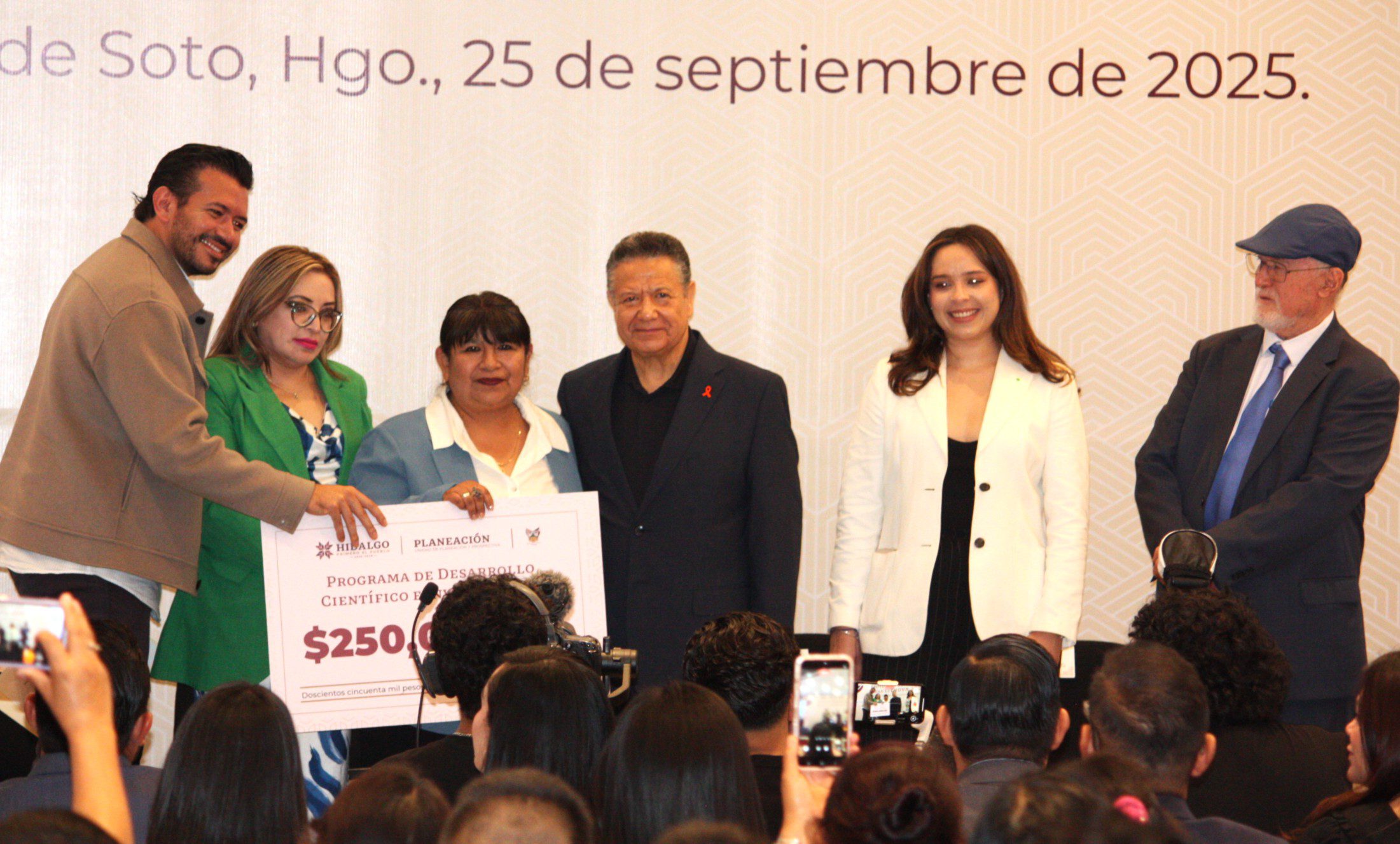 Menchaca entrega becas Citnova 2025