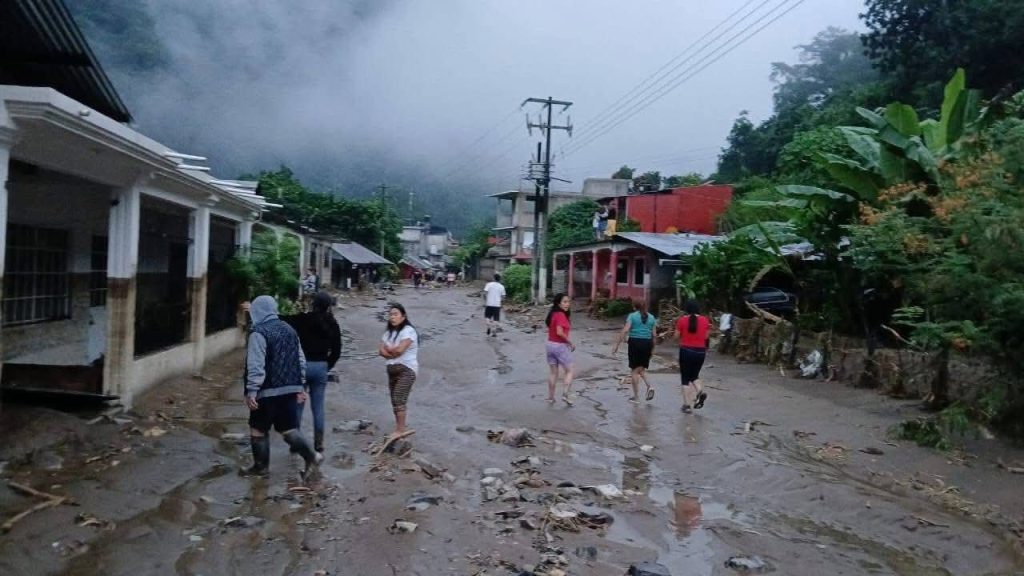 Desbordan ríos en la Sierra; hay comunidades devastadas