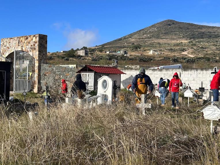 Dignifican los panteones comunitarios en El Arenal