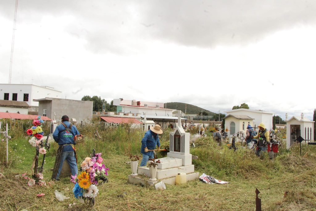 Limpian panteones en Zempoala