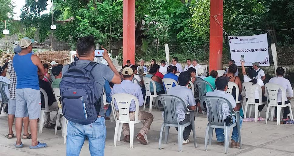 Retienen a 5 funcionarios por un conflicto agrario