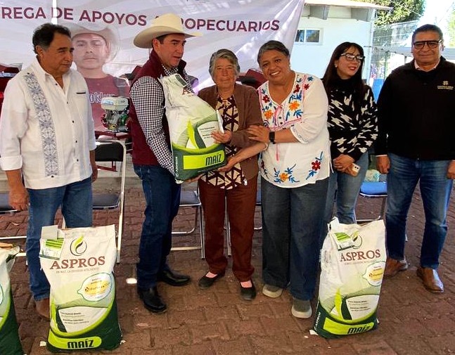 Agricultura entrega apoyos agropecuarios