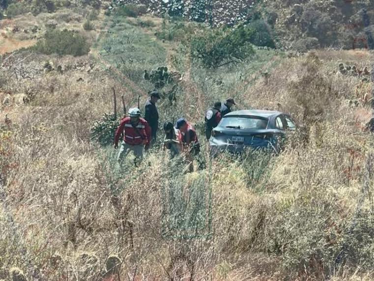 Cae conductora al fondo de un barranco