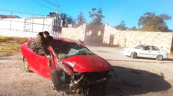 Choque entre camioneta y automóvil dejó lesionados