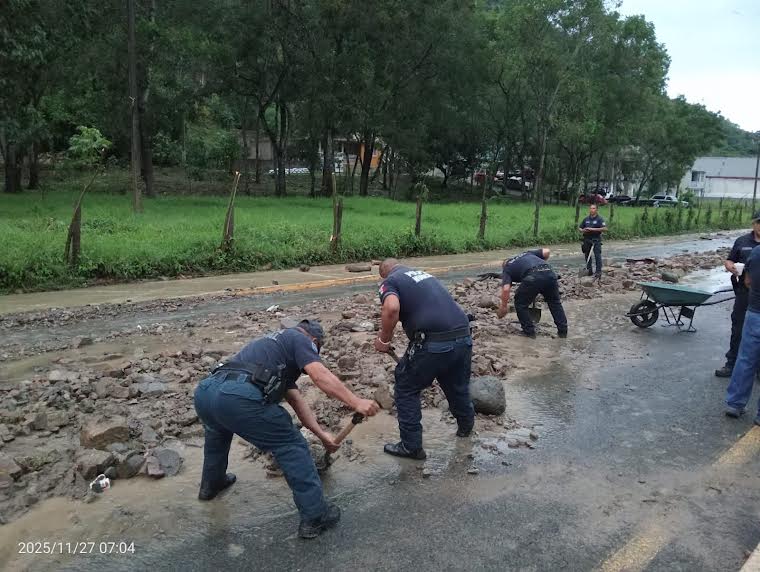 Desbordamiento en Huejutla deja 4 viviendas bajo el agua