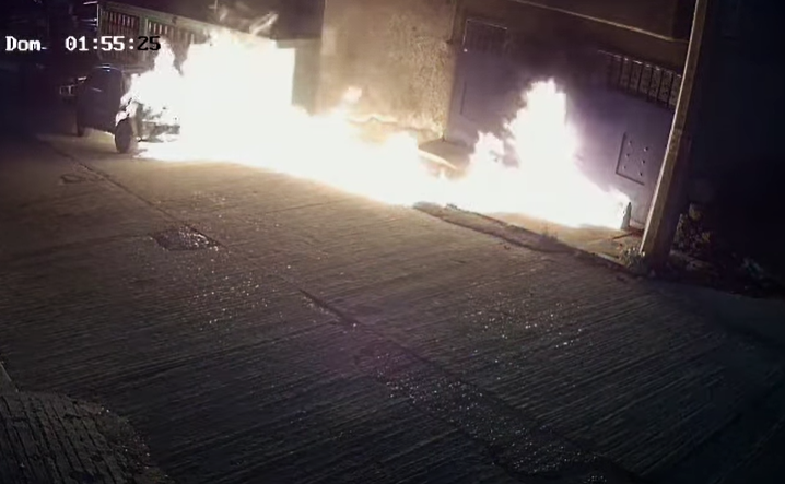 Desconocido prende fuego a camioneta en Ixmiquilpan