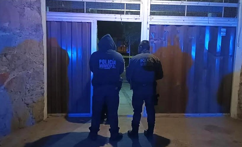 Encuentran hombre sin vida en la vía pública