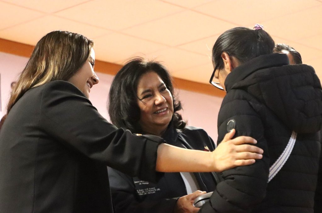 Entrega Salud 794 lentes de armazón