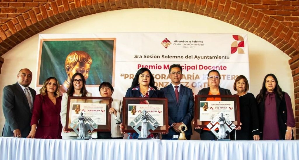 Reconocen trayectoria de docentes en Mineral