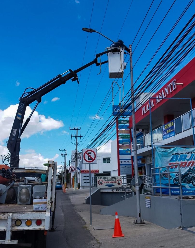 Renuevan alumbrado público en Pachuca