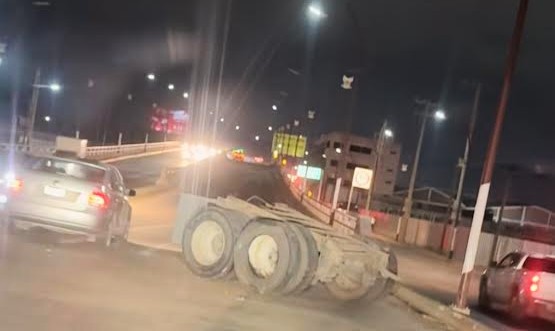 Tráiler choca con un semáforo; pierde eje