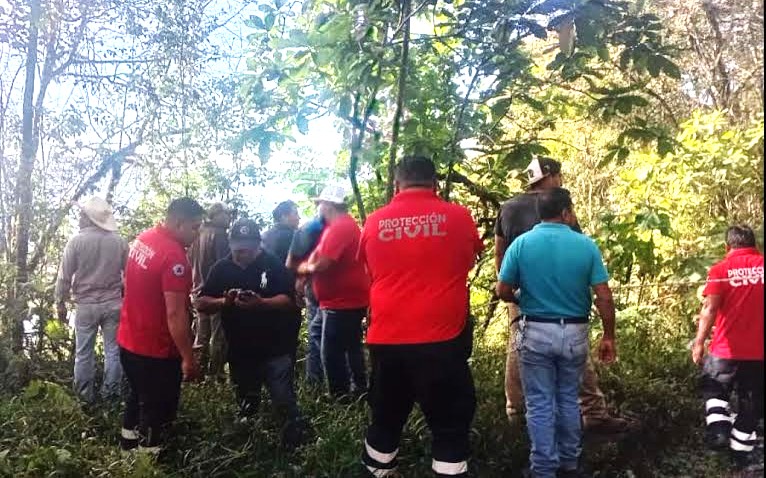 Un muerto y un herido al caer camioneta a barranco