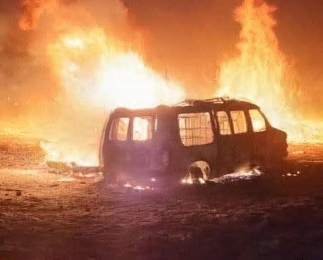 Arden camionetas ligadas a una toma clandestina