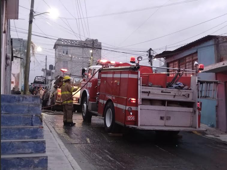Controlan bomberos incendio en domicilio