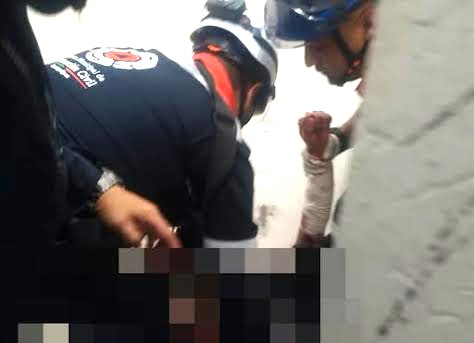 Detenido se autoinflige grave herida en separos