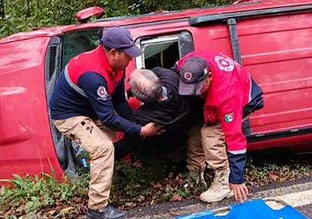 Extranjero lesionado al volcar su camioneta