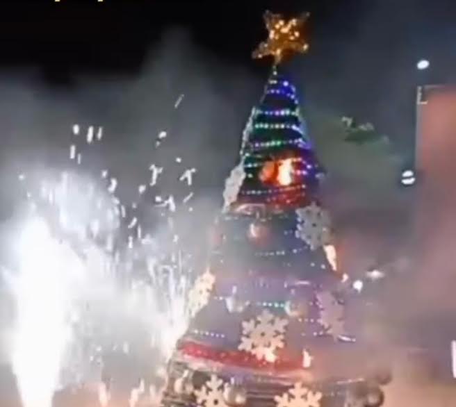 Incendio consume árbol de Navidad