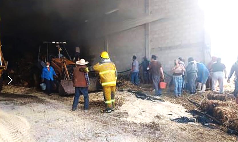 Incendio en bodega de pacas de zacate