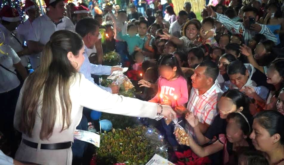 Inicia la navidad en Huejutla con encendido de Villa Festiva