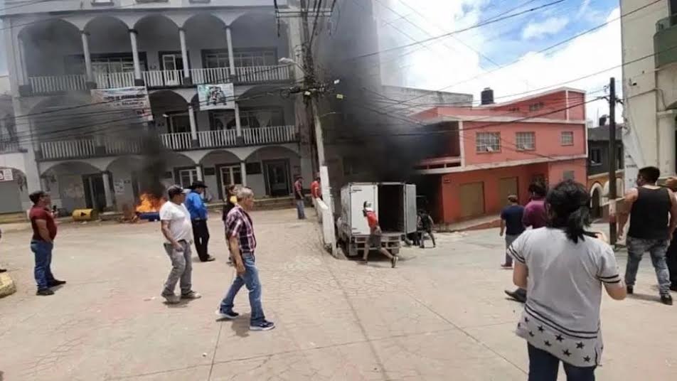 Liberan a implicados por quema de la presidencia de Zacualtipán