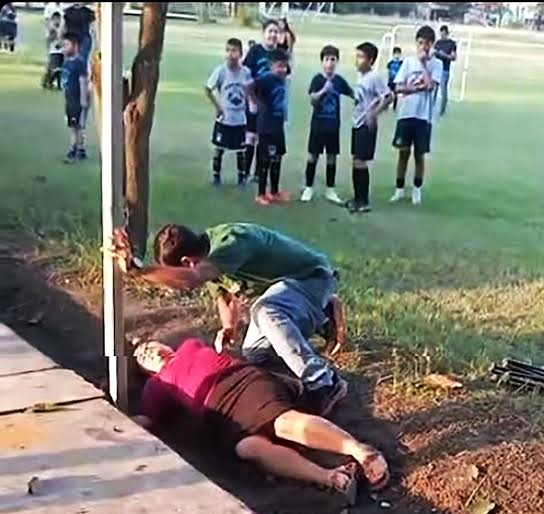 Mujer es hospitalizada tras ser embestida por camioneta