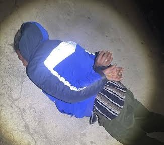 Taxista somete a presunto ladrón