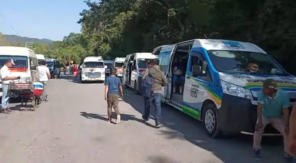 Bloquean Tres Huastecas por incumplimiento de la SICT