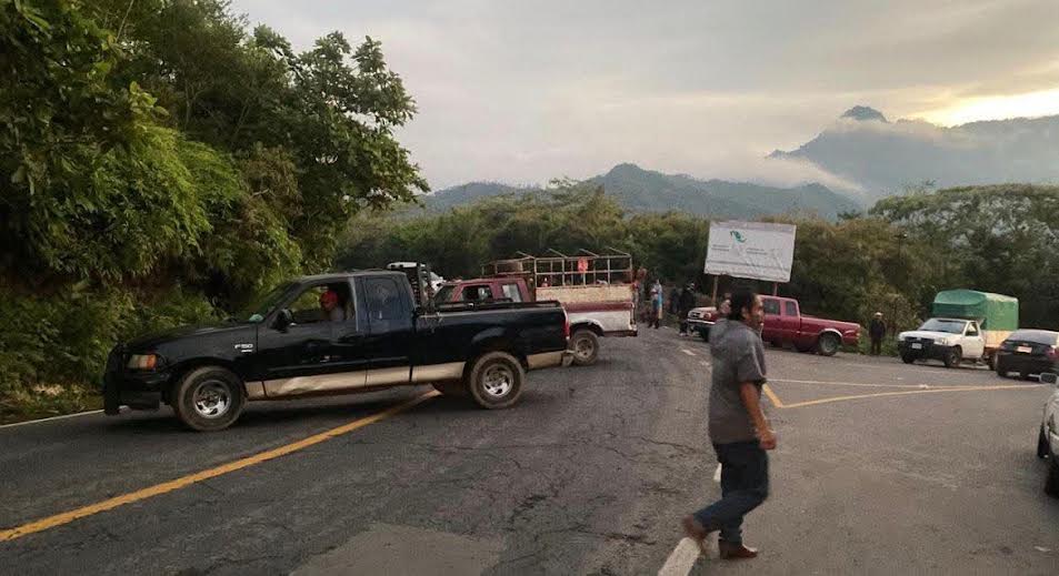 Bloqueo en Tlanchinol, por detención de auto