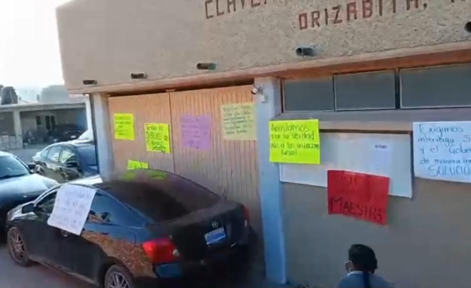 Cierran escuela por el cese de maestra