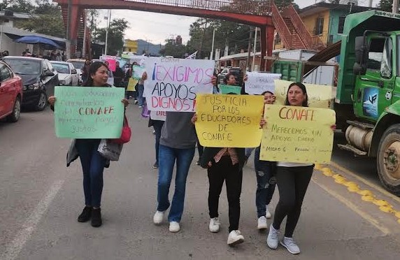 Docentes comunitarios se movilizan en Huejutla
