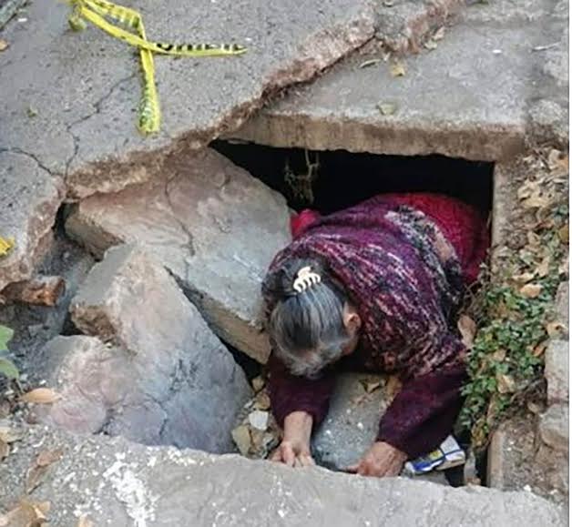 Mujer de la tercera edad cae en grieta7