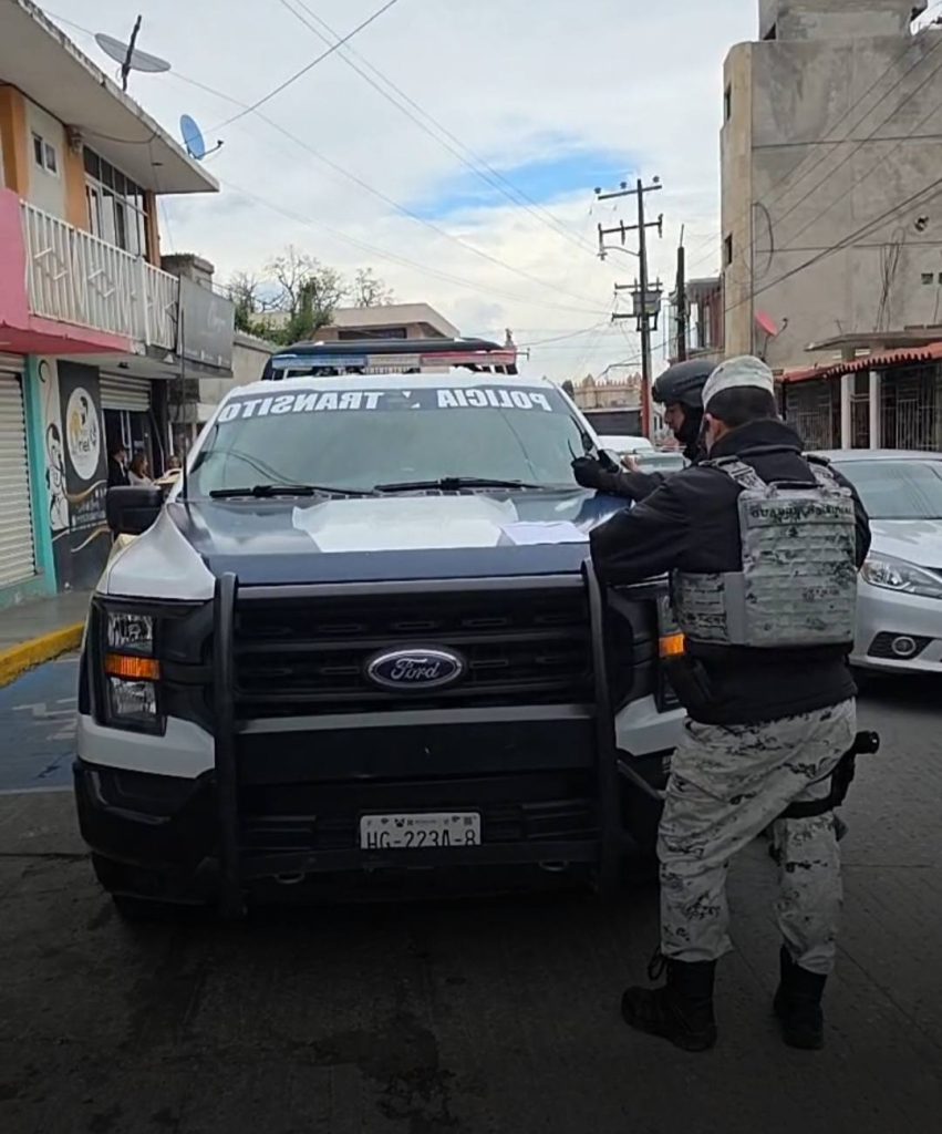 Patrulla municipal con placas sobrepuestas