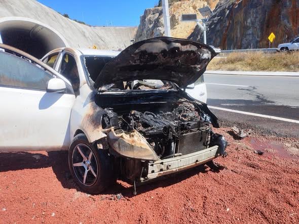 Se incendia un vehículo, obliga a cerrar carretera