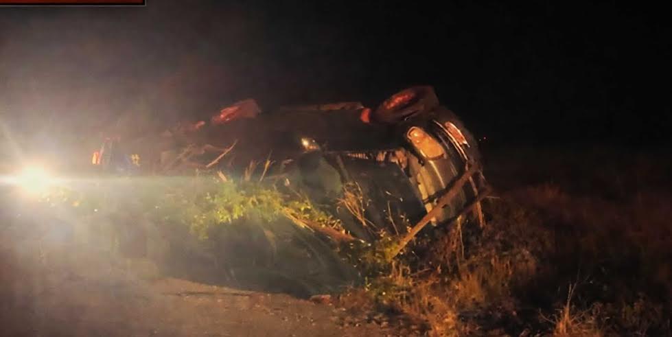 Volcadura de camioneta deja dos lesionados