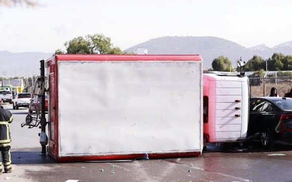 Vuelca camión de la Coca – Cola