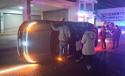 Chocó contra poste; volcó en plena calle